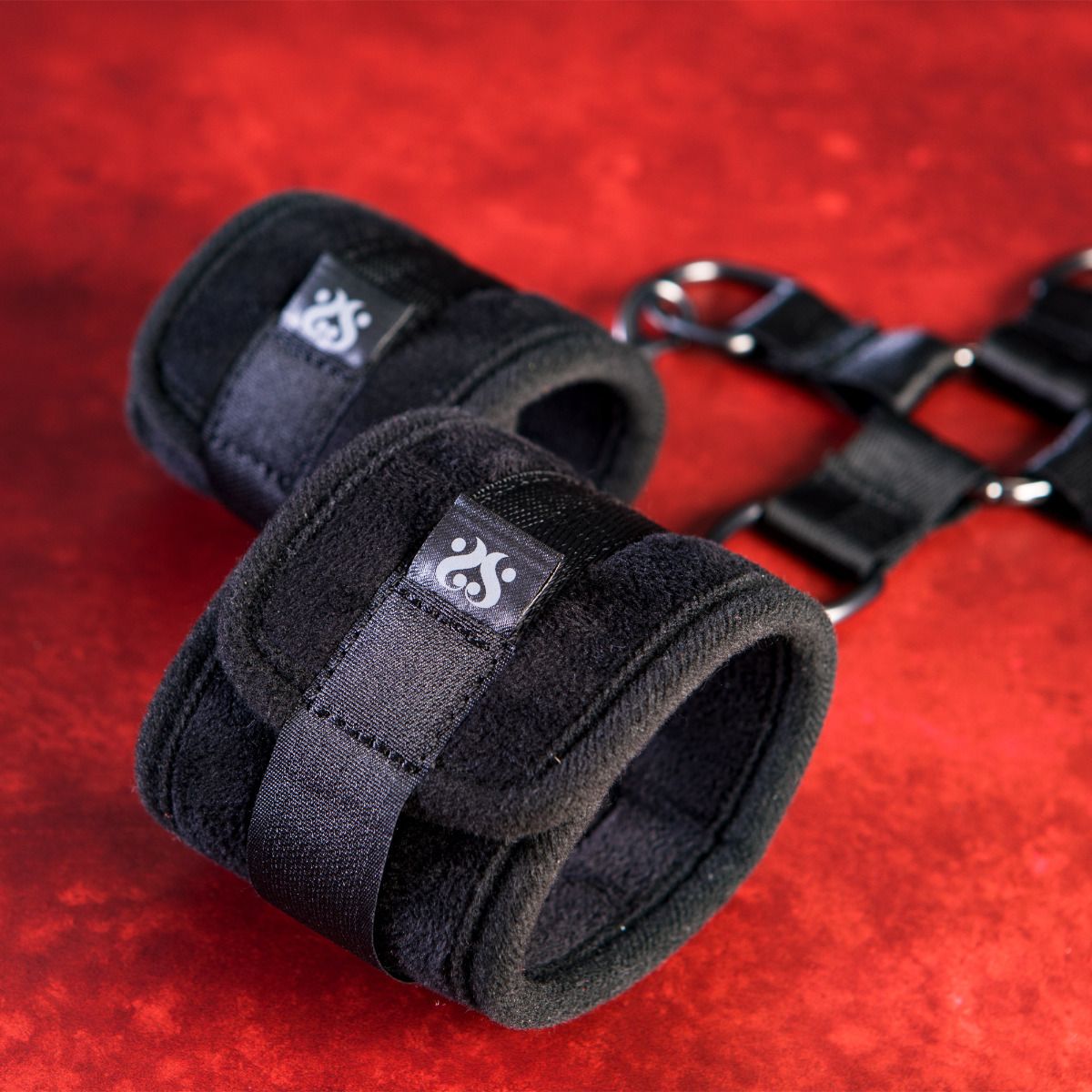 Sei Moi - Hog Tied & Satisfied